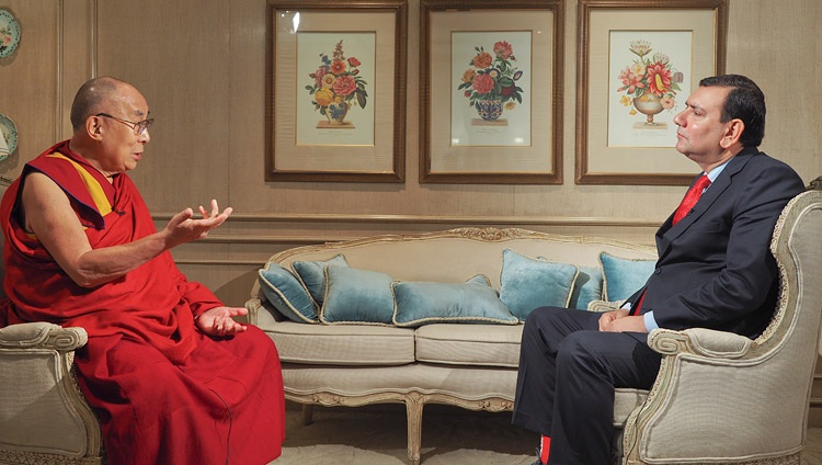 Srinjoy Chowdhury, editor de Asuntos Nacionales de Times Now, entrevistando a Su Santidad el Dalái Lama en Nueva Delhi, India, el 6 de agosto de 2017. Foto de Jeremy Russell/OHHDL 