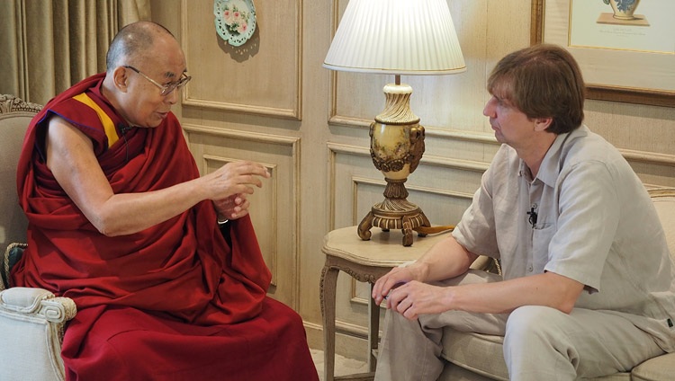 Stanislav Kucher de Kommersant Russian Newspapers entrevistando a Su Santidad el Dalái Lama en Nueva Delhi, India, el 8 de agosto de 2017. Foto de Jeremy Russell/OHHDL 