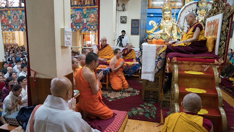 Monjes tailandeses cantando el Mangala Sutta en Pali al comienzo del tercer día de enseñanzas de Su Santidad el Dalái Lama en el Tsuglagkhang en Dharamsala, HP, India, el 31 de agosto de 2017. Foto de Tenzin Choejor/OHHDL 