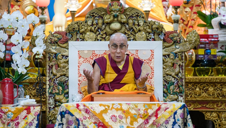 Su Santidad el Dalái Lama hablando en el tercer día de enseñanzas en el Tsuglagkhang en Dharamsala, HP, India, el 31 de agosto de 2017. Foto de Tenzin Phutsok/OHHDL 