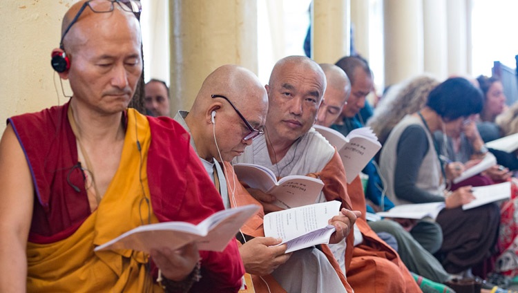 Asistentes del sudeste asiático siguiendo el texto durante el tercer día de enseñanzas de Su Santidad el Dalái Lama en el Tsuglagkhang en Dharamsala, HP, India, el 31 de agosto de 2017. Foto de Tenzin Choejor/OHHDL 