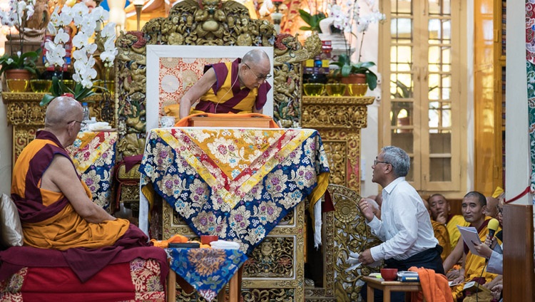 El traductor al inglés de Su Santidad el Dalái Lama leyendo preguntas de los asistentes durante el tercer día de enseñanzas en el Tsuglagkhang en Dharamsala, HP, India, el 31 de agosto de 2017. Foto de Tenzin Phuntsok/OHHDL