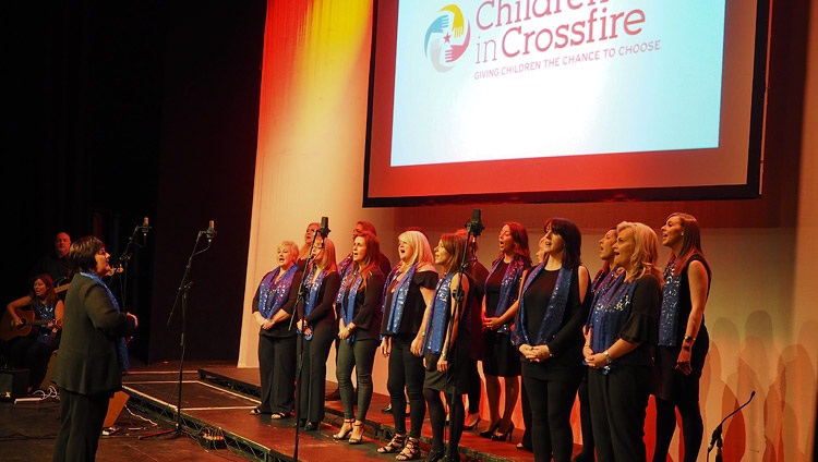 El grupo Long Tower Folk interpretando una canción de paz mientras Su Santidad el Dalái Lama llegaba al Millenial Forum en Derry, Irlanda del Norte, Reino Unido, el 10 de septiembre de 2017. Foto de Jeremy Russell/OHHDL 