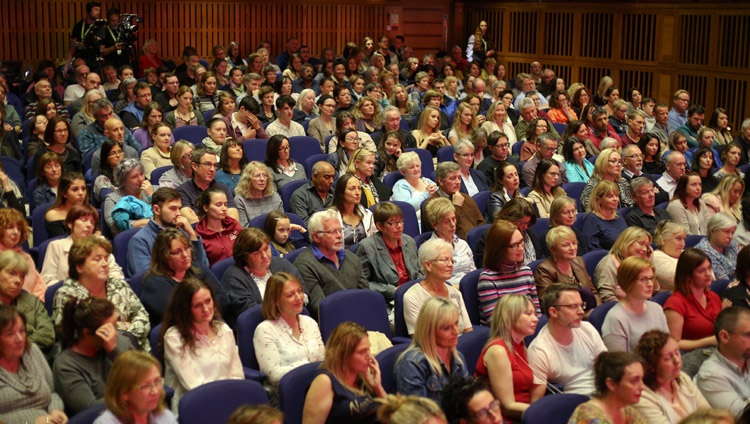 Algunos de los más de 1.000 asistentes escuchando a Su Santidad el Dalái Lama en el Millennial Forum en Derry, Irlanda del Norte, Reino Unido, el 10 de septiembre de 2017. Foto de Lorcan Doherty 
