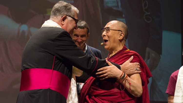 Su Santidad el Dalái Lama saludando al arzobispo de Messina, Giovanni Accolla, al comienzo de su conferencia en Messina, Sicilia, Italia, el 17 de septiembre de 2017. Foto de Federico Vinci/Città Metropolitana di Messina