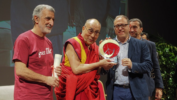 Su Santidad el Dalái Lama recibiendo el «Premio Promotor de la Paz, la Justicia y la No Violencia» durante su conferencia en el Teatro Vittorio Emanuele en Messina, Sicilia, Italia el 17 septiembre 2017. Foto Jeremy Russell