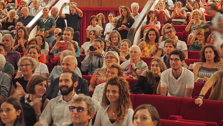 Su Santidad el Dalái Lama hablando en el Teatro Vittorio Emanuele de Messina, Sicilia, Italia, el 17 de septiembre de 2017. Foto de Jeremy RussellAlgunos de los más de 1200 asistentes escuchando a Su Santidad el Dalái Lama en el Teatro Vittorio Emanuele en Messina, Sicilia, Italia el 17 de septiembre 2017. Foto Jeremy Russell