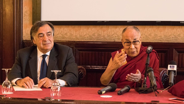 El alcalde de Palermo, el profesor Lealuca Orlando observa mientras Su Santidad el Dalái Lama habla a los medios de comunicación en Palermo, Sicilia, Italia, el 18 de septiembre de 2017. Foto de Paolo Regis 