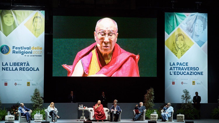 Su Santidad el Dalái Lama hablando en la reunión interreligiosa en Florencia, Italia, el 19 de septiembre de 2017. Foto de Olivier Adam 