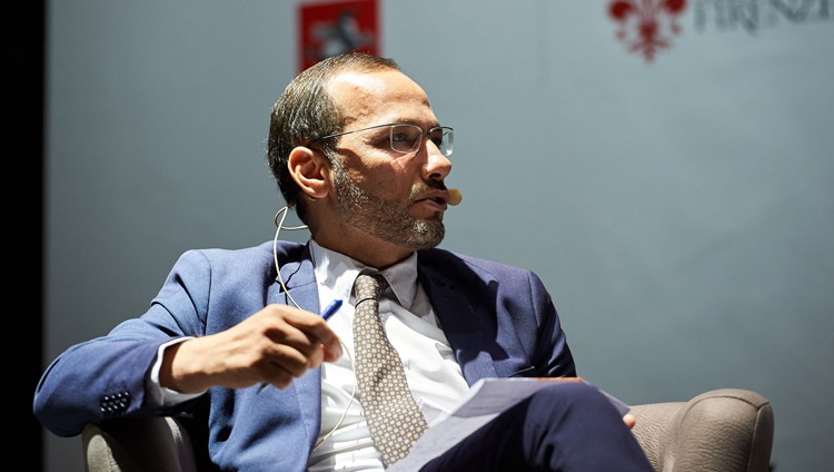 El presidente de la Unión de Comunidades Islámicas Italianas y el Imán de Florencia, Izzedin Elzir, hablando en la reunión interreligiosa en Florencia, Italia, el 19 de septiembre de 2017. Foto de Olivier Adam 