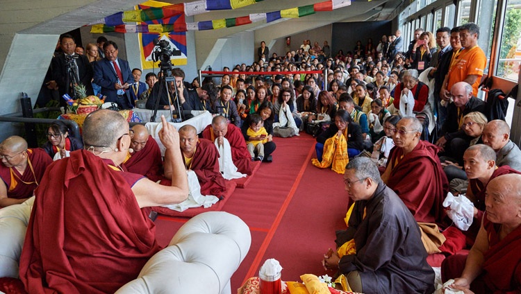 Su Santidad el Dalái Lama reuniéndose con 150 miembros de la comunidad tibetana durante la pausa del almuerzo entre programas, en el Foro de Mandela en Florencia, Italia, el 19 de septiembre de 2017. Foto de Olivier Adam 