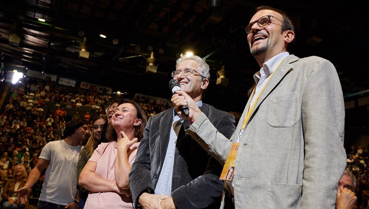 Una persona del público haciendo una pregunta a Su Santidad el Dalái Lama durante su charla en el Foro de Mandela en Florencia, Italia, el 19 de septiembre de 2017. Foto de Olivier Adam 