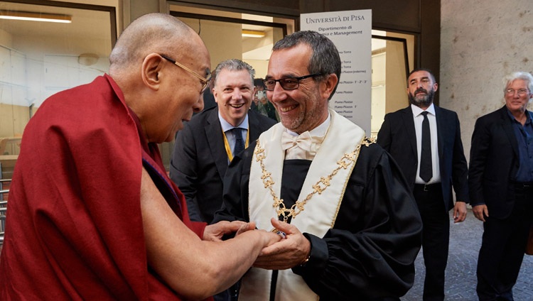 El rector de la Universidad de Pisa, prof. Paolo Mancarella, recibiendo a Su Santidad el Dalái Lama a su llegada al Palacio de Congresos de Pisa, Italia, el 21 de septiembre de 2017. Foto de Olivier Adam 