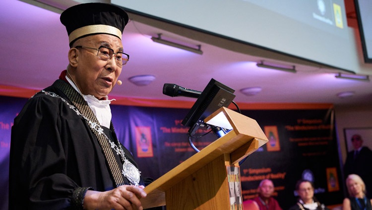 Su Santidad el Dalái Lama pronunciando su conferencia durante la ceremonia de entrega del Master Honoris Causa en Psicología Clínica y de la Salud de la Universidad de Pisa en Pisa, Italia, el 21 de septiembre de 2017. Foto de Olivier Adam 