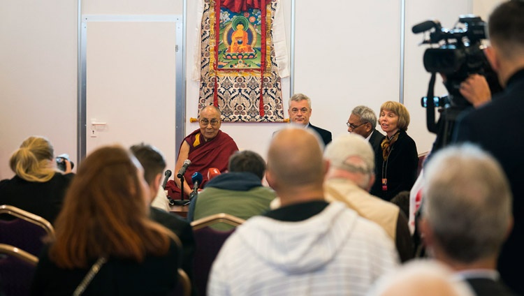 Su Santidad el Dalái Lama hablando ante los medios de comunicación en Riga (Letonia) el 23 de septiembre de 2017. Foto de Tenzin Choejor 