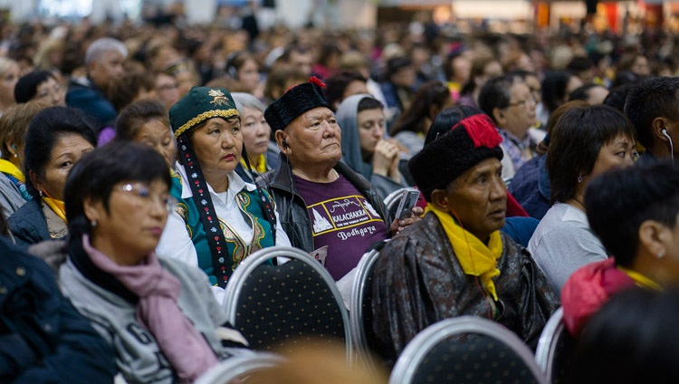 El público asistente escuchando las enseñanzas de Su Santidad el Dalái Lama en el Skonto Hall de Riga, Letonia, el 23 de septiembre de 2017. Foto de Tenzin Choejor 
