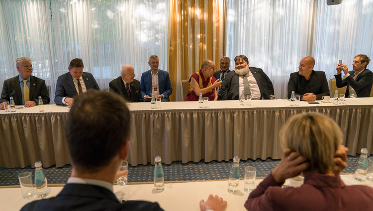 Su Santidad el Dalái Lama se reúne con parlamentarios de los Estados Bálticos en Riga (Letonia) el 24 de septiembre de 2017. Foto de Tenzin Choejor