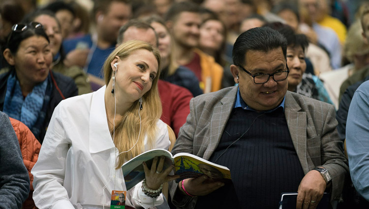 Miembros del público escuchando a Su Santidad el Dalái Lama en el segundo día de sus enseñanzas en la sala Skonto en Riga, Letonia, el 24 de septiembre de 2017. Foto de Tenzin Choejor