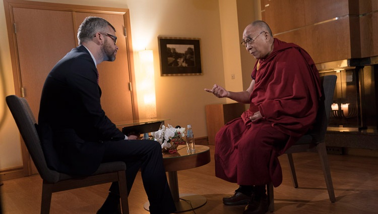 Su Santidad el Dalái Lama concediendo una entrevista a Gundars Reders de la televisión letona en Riga (Letonia) el 25 de septiembre de 2017. Foto de Tenzin Choejor 