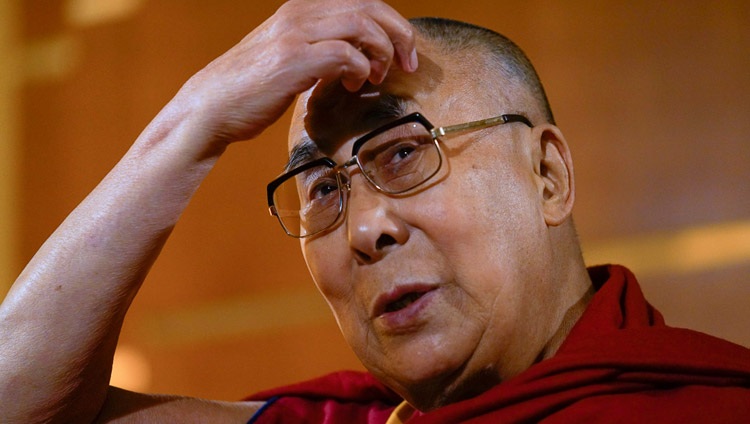 Su Santidad el Dalái Lama durante su entrevista con la televisión letona en Riga (Letonia) el 25 de septiembre de 2017. Foto de Tenzin Choejor 