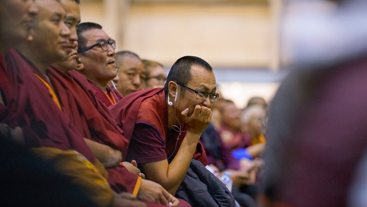 Miembros de la comunidad monástica escuchando la última sesión de enseñanzas de Su Santidad el Dalái Lama en Riga, Letonia, el 25 de septiembre de 2017. Foto de Tenzin Choejor 