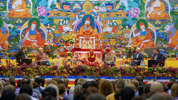 Su Santidad el Dalái Lama participando en un diálogo público en el Skonto Hall de Riga (Letonia) el 25 de septiembre de 2017. Foto de Tenzin Choejor