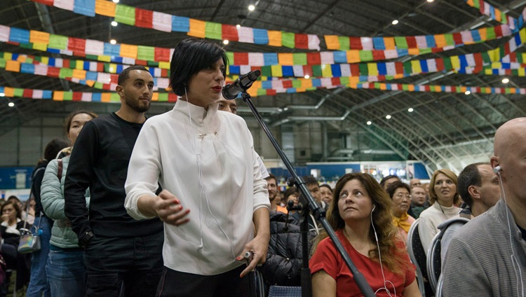 Una persona del público haciendo una pregunta a Su Santidad el Dalái Lama durante el diálogo público en el Skonto Hall de Riga (Letonia) el 25 de septiembre de 2017. Foto de Tenzin Choejor 