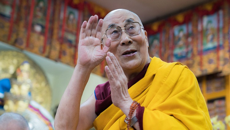 Su Santidad el Dalái Lama saludando a los asistentes a su llegada al Tsuglagkhang en el segundo día de sus enseñanzas en Dharamsala, HP, India el 4 de Octubre 2017. Foto Tenzin Choejor