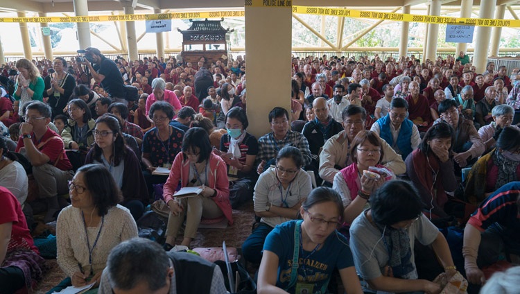 Algunas de las más de 6.000 personas que asistieron al tercer día de las enseñanzas de Su Santidad el Dalái Lama, solicitadas por los budistas taiwaneses, en el Tsuglagkhang en Dharamsala, HP, India el 5 de octubre de 2017. Foto de Tenzin Choejor