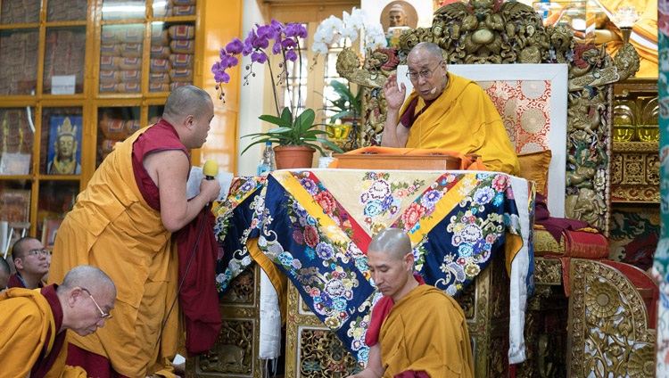 Su Santidad el Dalái Lama respondiendo a las preguntas de los asistentes durante la pausa del té, en el tercer día de sus enseñanzas solicitadas por los budistas taiwaneses en el Tsuglagkhang en Dharamsala, HP, India el 5 de octubre de 2017. Foto de Lobsang Tsering