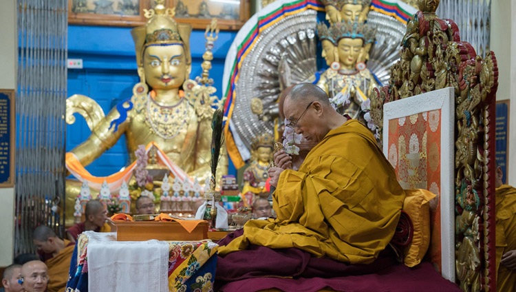 Su Santidad el Dalái Lama realizando los rituales preparatorios para el iniciación de Larga Vida de Tara Blanca antes del comienzo del último día de sus enseñanzas en el Tsuglagkhang en Dharamsala, HP, India el 6 de octubre de 2017. Foto de Tenzin Choejor