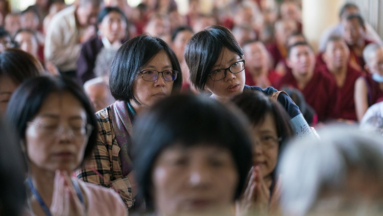 Algunos de los más de 1300 budistas taiwaneses que asistieron al último día de las enseñanzas de Su Santidad el Dalái Lama en el Tsuglagkhang en Dharamsala, HP, India el 6 de octubre de 2017. Foto de Tenzin Choejor
