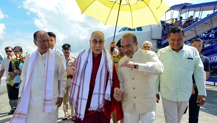 El presidente de la Asamblea de Manipur Yumnam Khemchand Singh y el ministro principal de Manipur N. Biren Singh acompañando a Su Santidad el Dalái Lama a su llegada al aeropuerto de Imphal, Manipur, India, el 17 de octubre de 2017. Foto de Lobsang Tsering