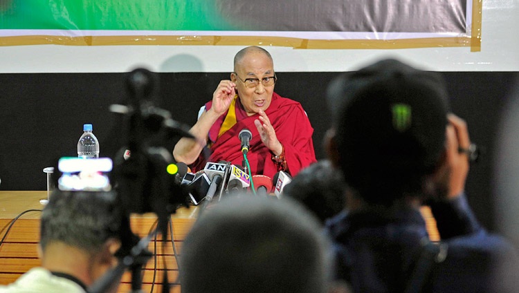 Su Santidad el Dalái Lama reuniéndose con los medios de comunicación en Imphal, Manipur, India, el 18 de octubre de 2017. Foto de Lobsang Tsering