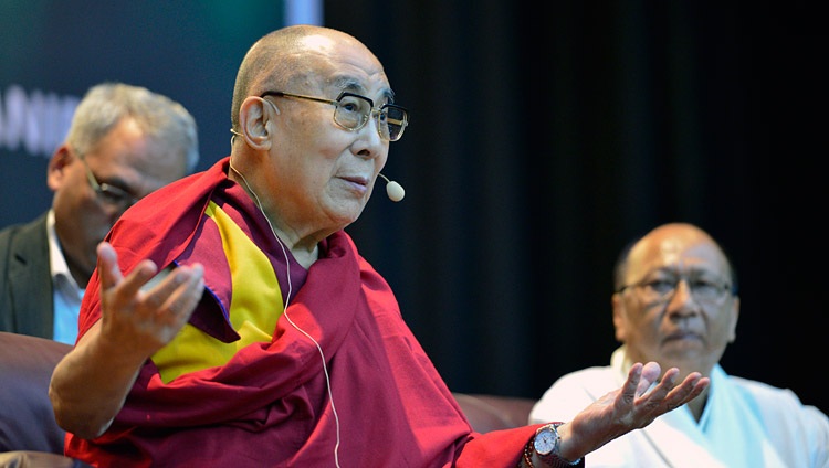 Su Santidad el Dalái Lama hablando en la sala del City Convention Center en Imphal, Manipur, India, el 18 de octubre de 2017. Foto de Lobsang Tsering