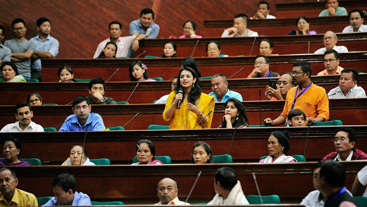 Una persona del público haciendo una pregunta a Su Santidad el Dalái Lama durante su charla en el City Convention Center de Imphal, Manipur, India, el 18 de octubre de 2017. Foto de Lobsang Tsering