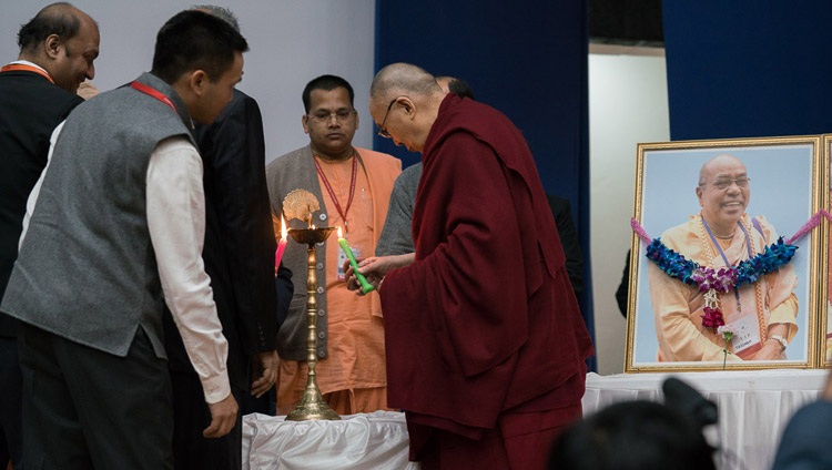 Su Santidad el Dalái Lama y los principales invitados encendiendo una lámpara de paz para abrir la sesión inaugural de la conferencia sobre Ciencia, Espiritualidad y Paz Mundial en el Government Degree College en Dharamsala, HP, India el 4 de noviembre de 2017. Foto de Tenzin Choejor