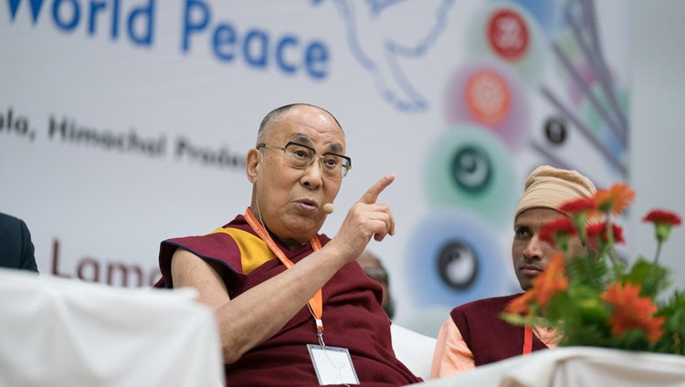 Su Santidad el Dalái Lama dirigiéndose a los asistentes a la conferencia sobre Ciencia, Espiritualidad y Paz Mundial en el Government Degree College en Dharamsala, HP, India el 4 de noviembre de 2017. Foto de Tenzin Choejor