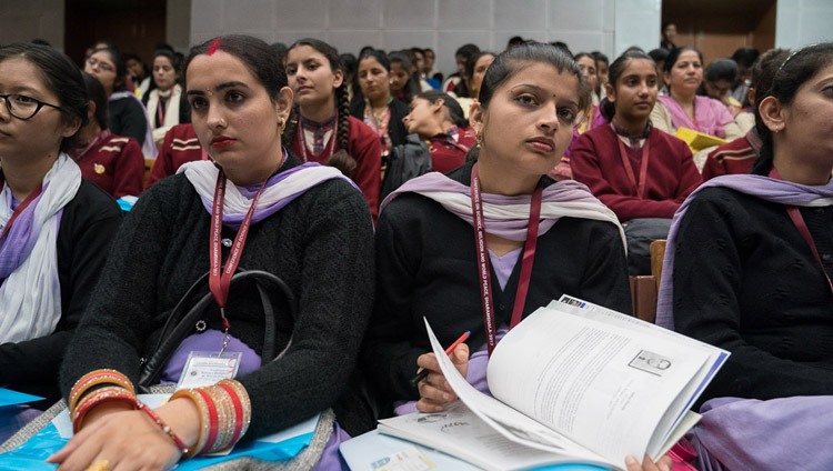Público asistente escuchando a Su Santidad el Dalái Lama hablando en la conferencia sobre Ciencia, Espiritualidad y Paz Mundial en el Government Degree College en Dharamsala, HP, India el 4 de noviembre de 2017. Foto de Tenzin Choejor