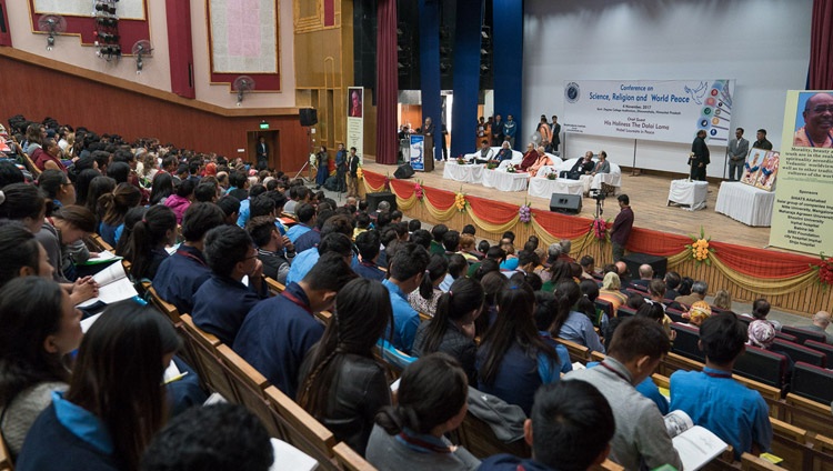Vista del Auditorio del Government Degree College durante la sesión inaugural de la conferencia sobre Ciencia, Espiritualidad y Paz Mundial en Dharamsala, HP, India, el 4 de noviembre de 2017. Foto de Tenzin Choejor
