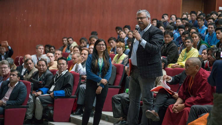 Una persona del público haciendo una pregunta a Su Santidad el Dalái Lama durante la sesión inaugural de la conferencia sobre Ciencia, Espiritualidad y Paz Mundial en Dharamsala, HP, India el 4 de noviembre de 2017. Foto de Tenzin Choejor