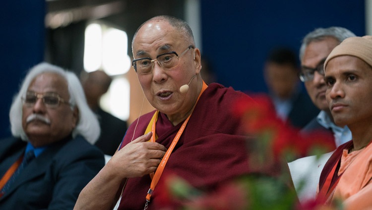 Su Santidad el Dalái Lama dirigiéndose a los estudiantes tibetanos durante la conferencia sobre Ciencia, Espiritualidad y Paz Mundial en Dharamsala, HP, India el 4 de noviembre de 2017. Foto de Tenzin Choejor