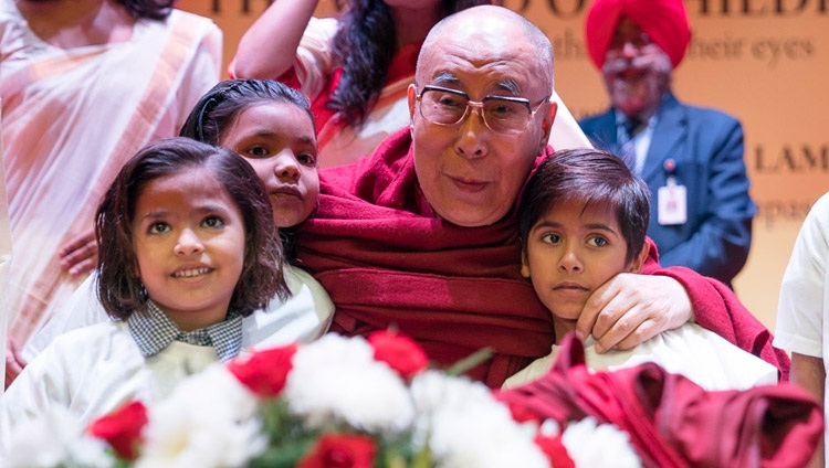Su Santidad el Dalái Lama con niños pequeños subvencionados por la fundación Smile antes de su charla en el Auditorio del NCUI en Nueva Delhi, India, el 19 de noviembre de 2017. Foto de Tenzin Choejor