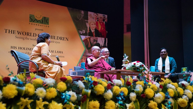 Su Santidad el Dalái Lama hablando sobre la responsabilidad universal y la compasión en el auditorio del NCUI en Nueva Delhi, India, el 19 de noviembre de 2017. Foto de Tenzin Choejor