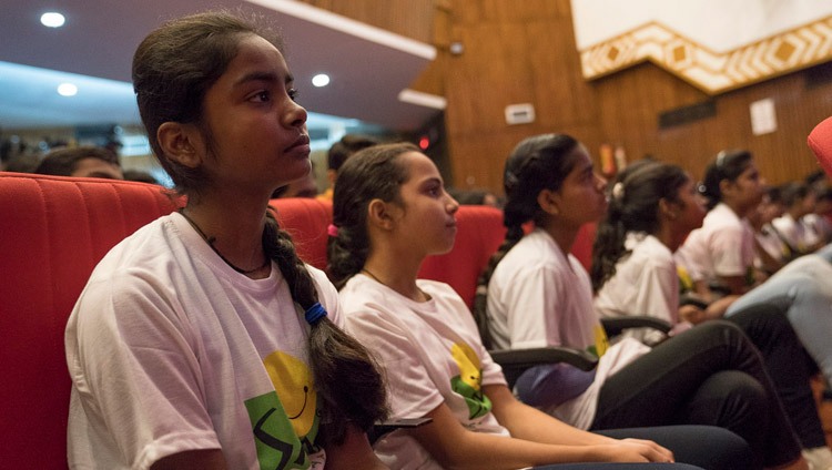 Estudiantes escuchando a Su Santidad el Dalái Lama hablando en el auditorio del NCUI en Nueva Delhi, India, el 19 de noviembre de 2017. Foto de Tenzin Choejor