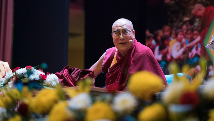 Su Santidad el Dalái Lama hablando a los estudiantes y profesores de la fundación Smile en el auditorio del NCUI en Nueva Delhi, India, el 19 de noviembre de 2017. Foto de Tenzin Choejor