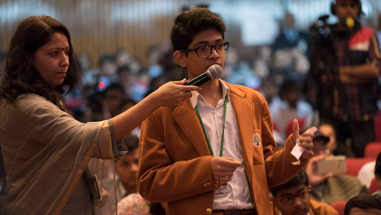 Un estudiante haciendo una pregunta a Su Santidad el Dalái Lama durante su charla organizada por la fundación Smile en el auditorio del NCUI en Nueva Delhi, India, el 19 de noviembre de 2017. Foto de Tenzin Choejor