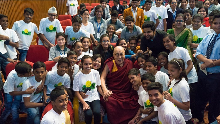 Su Santidad el Dalái Lama con estudiantes subvencionados por la fundación Smile después de su charla en el auditorio del NCUI en Nueva Delhi, India, el 19 de noviembre de 2017. Foto de Tenzin Choejor