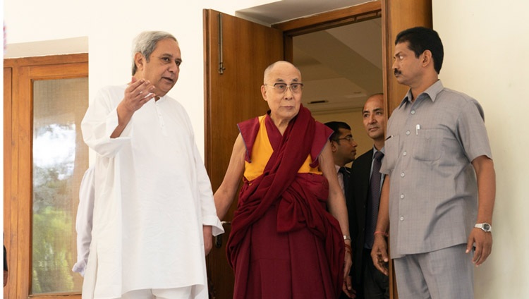 Su Santidad el Dalái Lama con el Ministro Principal de la residencia de Odisha Naveen Patnaik durante su visita a Bhubaneswar, Odisha, India, el 20 de noviembre de 2017. Foto de Tenzin Choejor