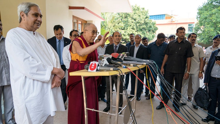 El ministro principal de Odisha, Naveen Patnaik, observa cómo Su Santidad el Dalái Lama responde a las preguntas de los medios de comunicación en la residencia del ministro principal en Bhubaneswar, Odisha (India), el 20 de noviembre de 2017. Foto de Tenzin Choejor